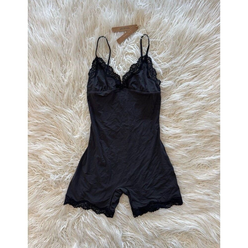 Skims Fits Everybody Lace Triangle Onesie Onyx Size Medium - Picture 4 of 12